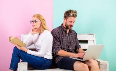 Öğrenciler aile. Kaç öğrenci yaşam tarzı zevk. Bir kaç kitap ve laptop ile öğrenme eğitim. Eğitim veya arama kadın ve erkek öğrencilerin meşgul okuma. Aile içinde gözlük sınavlarına hazırlanıyor