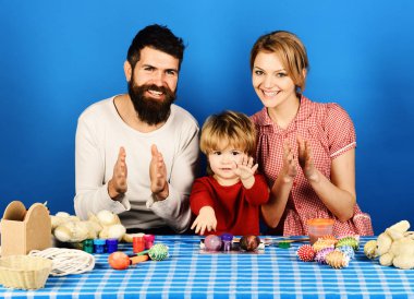 Aile renkli yumurta Paskalya süsleri hazırlar. Neşeli aile