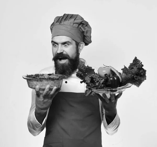 Koken en vegetarisch dieet concept. Man met baard — Stockfoto