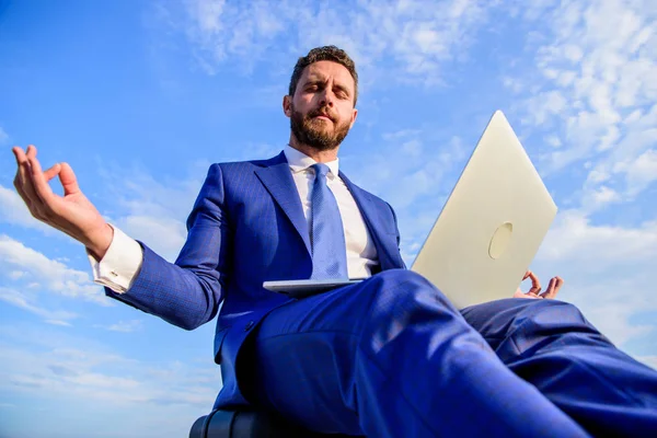 Mantenga una respuesta positiva al cliente. Empresario encontrar minutos relajarse y meditar. Traje formal de hombre de negocios con portátil meditando al aire libre. El trabajo en línea puede ser molesto. Comunicación en línea llena de bullying — Foto de Stock