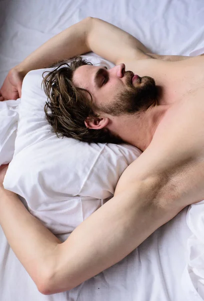 男人昏昏欲睡, 胡子的脸上睡得很安稳。愉快的梦想概念。男人性感的男子汉躺在白色的床单。让你的身体感觉舒服。男子剃胡子英俊的家伙裸躯干睡在床上午睡 — 图库照片