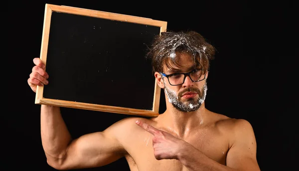 男のセクシーな筋肉胴裸の体は、黒板コピー スペースを保持します。マッチョな魅力的な裸男は、黒板を表示します。男はひげを生やしたの乱れ髪が泡で覆われている眼鏡します。水の不足。シャワーを浴びる必要があります。 — ストック写真