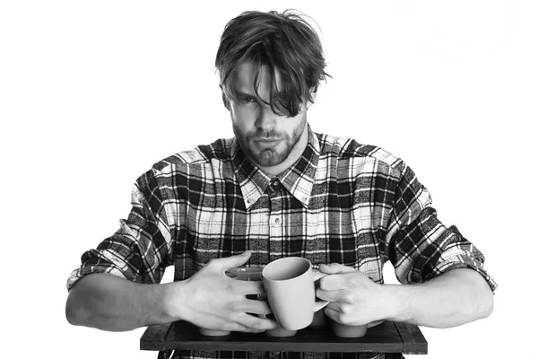 Guapo chico sosteniendo tazas aislado en blanco fondo — Foto de Stock