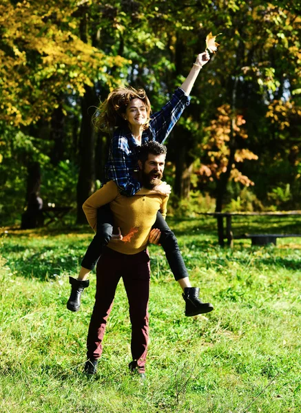 Verliefde paar glimlachend en genieten van het herfst seizoen. Liefde en relatie concept — Stockfoto