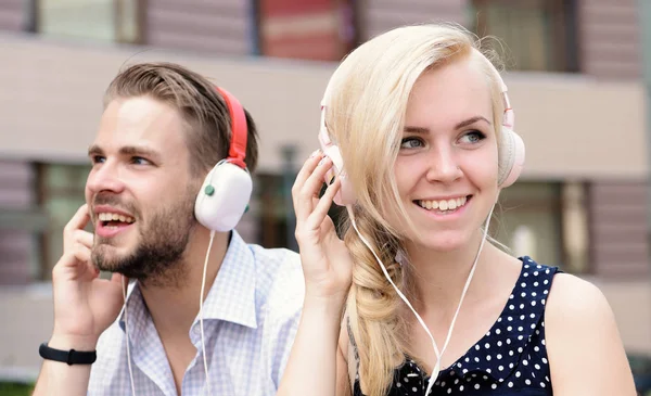 Concepto de música y tecnologías. Pareja enamorada escuchando música en auriculares . — Foto de Stock