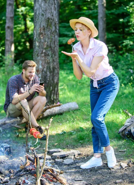 Delizioso cibo da picnic. Ragazza in cappello di paglia cercando arrosto cibo natura sfondo. Alimenti per cucinare su bastone. Suggerimenti ogni camper dovrebbe sapere sulla cucina falò. Consigli facili migliorare la vostra cucina falò — Foto Stock