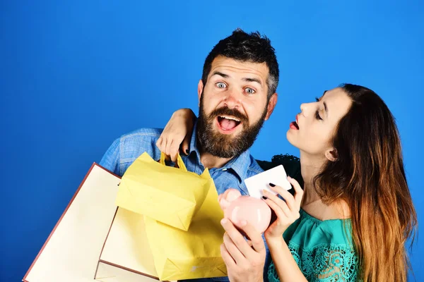 쇼핑 및 자유 시간 개념입니다. 수염을 가진 남자와 여자 흥분 얼굴로 쇼핑을. — 스톡 사진