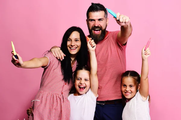Föräldrar och barn färg med markörer och leende — Stockfoto
