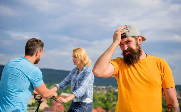 남자 hipster 외로운 몇 그 뒤에 데이트 느낀다. 이제 그녀는 다른 남자와 데이트. 사랑에 빠진 커플 앞 hipster 유감 얼굴. 이런 후회는 하지 밖으로 서를 물었다. 그의 인생에서 아무 낭만주 — 스톡 사진