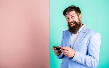 Sosyal medya pazarlama. Modern gadget smartphone online erişim ile. İş adamı oyna. İş adamları Internet modern teknolojisini kullanır. Internet sörf sosyal ağlar. Her zaman online kavramı