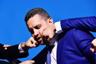 İş kavramı çatışma ve bağımsız değişken. İşadamı ile karışık yüz