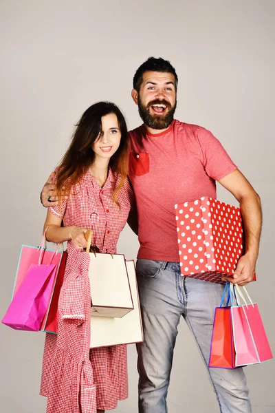 El hombre con barba sostiene la caja de lunares. Pareja enamorada — Foto de Stock