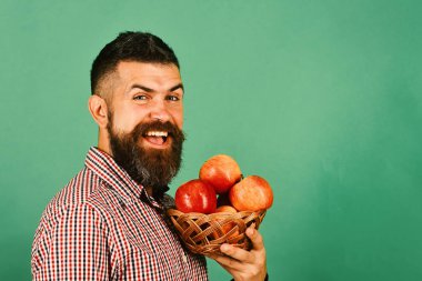 Bahçe ve sonbahar bitkileri kavramı. Heyecanlı yüzü ile çiftçi