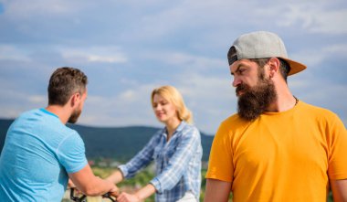 Adam hipster yalnız çift arkasından geliyor. Hayatında hiç romantik. Dostum pişmanlık ona gitmek istemedim. O başka bir adamla çıkıyor. Hipster pişman gözümün önünde çift aşık