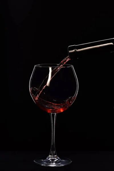 Hochwertiger Wein aus Flaschenfüllglas ausgeschenkt — Stockfoto