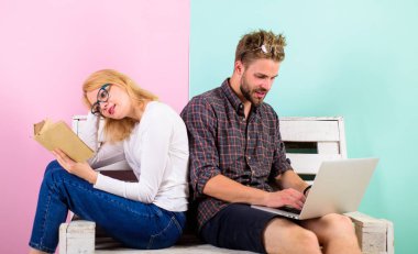 Öğrenciler aile. Kaç öğrenci yaşam tarzı zevk. Bir kaç kitap ve laptop ile öğrenme eğitim. Aile içinde gözlük sınavlarına hazırlanıyor. Kadın ve erkek öğrencilerin meşgul okuma eğitimi veya arama