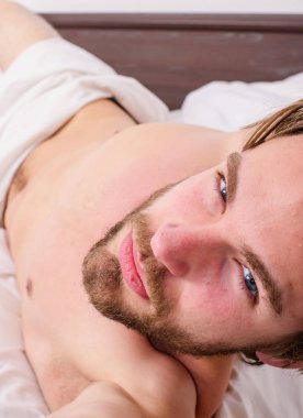 Adam seksi maço beyaz yatak örtüsü yatıyordu. Oynak ruh kavramı. Yatak rahatlatıcı adam tıraşsız yakışıklı seksi gövde. Çok iyi kavramı sakin ol. Adam hissediyorum güzel gece rüya sonra memnun. O senin için bekliyor