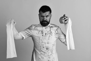 Adam sarı zemin üzerine ciddi bir yüz ifadesi ile