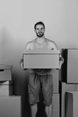 Teslimat ve hareket konsepti: Karton kutuların arasında duran adam