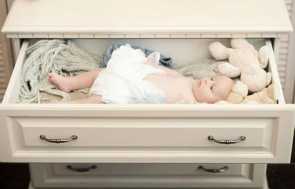 Pasgeboren peuter met blauwe ogen en ernstige gezicht omgeven — Stockfoto