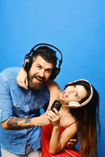 Chico con barba y señora con caras excitadas disfrutan de la música — Foto de Stock