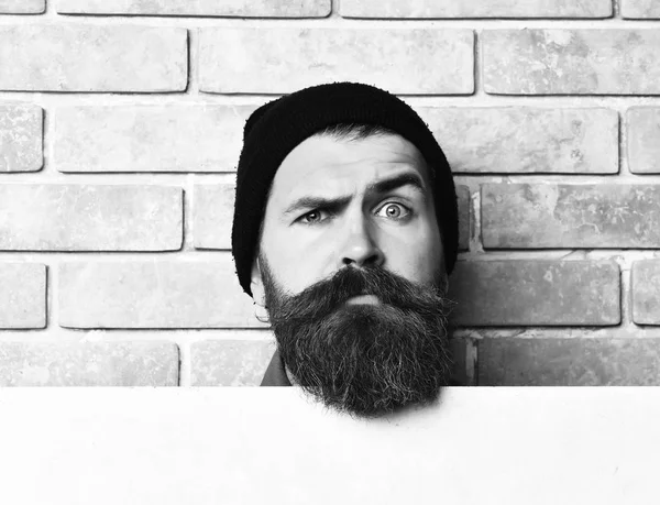 Baard brutale Kaukasische hipster met wit vel papier — Stockfoto