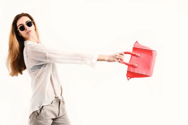 Meisje in zonnebril met gelukkig gezicht geïsoleerd op witte achtergrond — Stockfoto