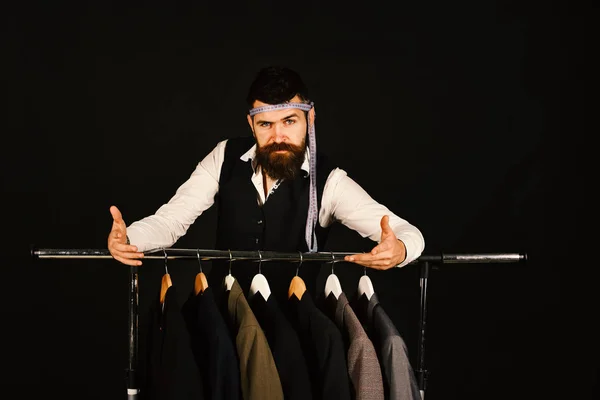 Hombre con estilo en la tienda de ropa sobre fondo negro —  Fotos de Stock