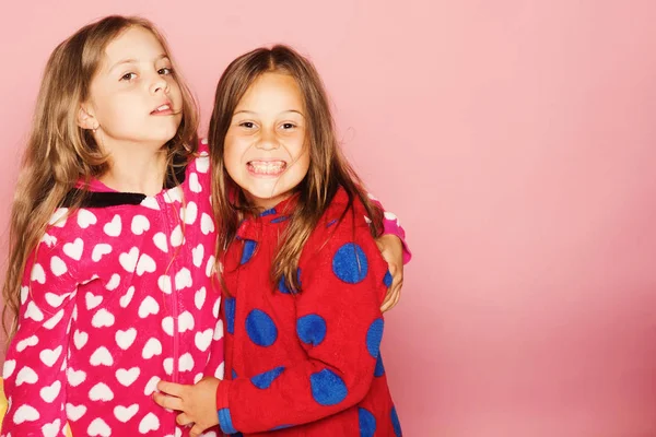 Niños de pie sobre fondo rosa, espacio de copia —  Fotos de Stock