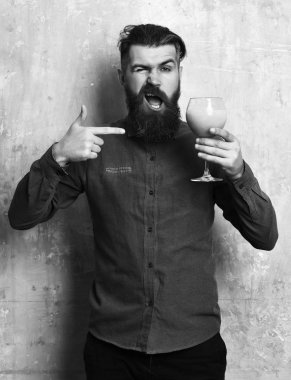 Vahşi hippi elinde tropik alkolik taze kokteyl tutuyor.