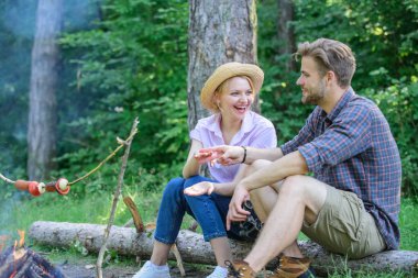 Kazanan ilk yer. Kaç turist şenlik ateşi yakın oturmak günlük süre onların jest atma. Adam ve kız el jest oyna. Çift taş kağıt makas el oyna. El jest oyun karar kim kazanmak