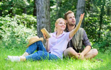 Aşık çift eğlence parkı veya ormanında harcamak. Romantik Çift öğrencilerin boş zaman yukarı doğru doğa arka plan gözlemleyerek seyir keyfini çıkarın. Yeşil çayır romantik tarihte. Çift soulmates romantik tarih itibariyle