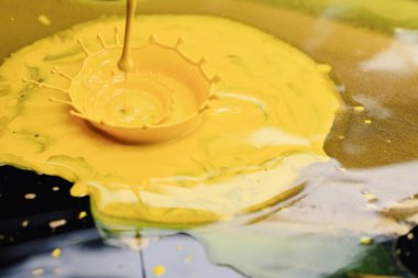 Dökülmüş boya, lekeler ve altın metalik renkler..