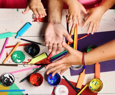 Sanatçılar açık avuç içi ileti örneği ve renkli kağıt ile