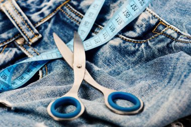 Metal makas ve kot mavi ölçü kasette. Denim Tekstil, seçici odak üstünde terziler alet