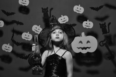 Cadılar Bayramı partisi ve dekorasyon konsepti. Siyah şapkalı küçük cadı