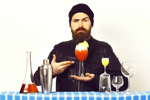 Brutale blanke hipster met alcoholische drank of verse cocktail — Stockfoto