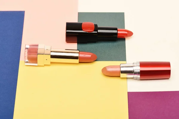 Suministros de belleza, lápiz labial, espacio para copias. Tres lápices labiales rojos y escarlata — Foto de Stock