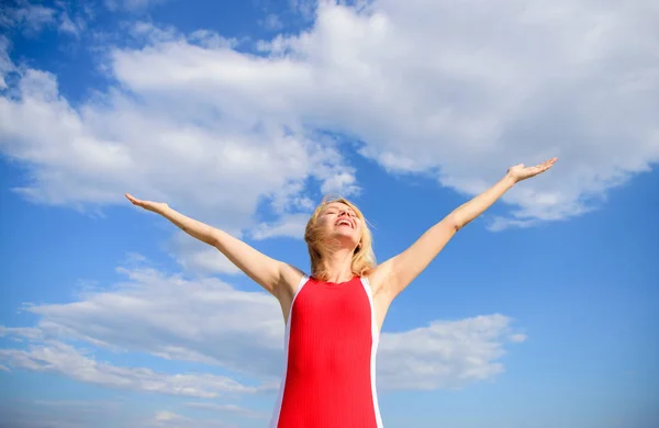 Mujer rubia relajante al aire libre transpirante seguro. Cuida la axila de la piel. Chica mantenerse activo sentirse libre sólido antitranspirante fondo del cielo. Objetivo de verano de axila seca. Disfruta de la vida sin olor a sudor — Foto de Stock