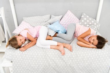 İyi geceler ve tatlı rüyalar. Kızlar pijama partisinden sonra yatak odasında uyuyakalırlar. Kızlar sağlıklı uyur. Çocuklar yatakta dinlenir. Pijamalı uykulu çocuklar rahat bir yatakta dinleniyorlar. Mutlu çocukluk