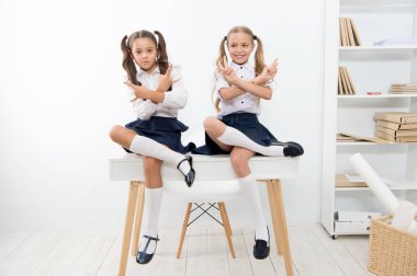 Okul kızları at kuyruklu, kendine güvenen havalı yüzler takınırlar. En iyi arkadaşlar mükemmel öğrenciler masalarında oturup el hareketlerini yaparlar. Sınıfın popüler öğrencisi. Kendinden çok emin ve üstün hissediyorsun. Okulun itibarı