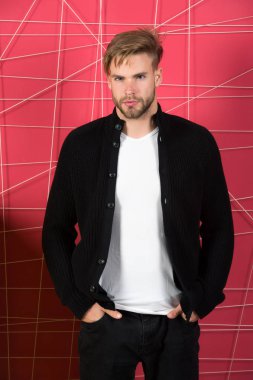 Adam sakallı sıradan kıyafet, elini cebine soktu. Erkek stil sahibi saçlar rahat, modaya uygun kıyafetler giyer. Tıraşsız yüzlü ve bıyıklı bir adam. Erkek modası ve temel kıyafet konsepti