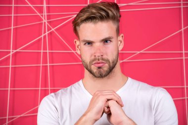 Sakallı, odaklanmış bakışlar. Tıraşsız yüzlü ve bıyıklı bir adam. Berber dükkanında sakal bakımı ve saç bakımı. Berberden ipuçları. Erkekler şık saçlar ve sağlıklı genç tenler.