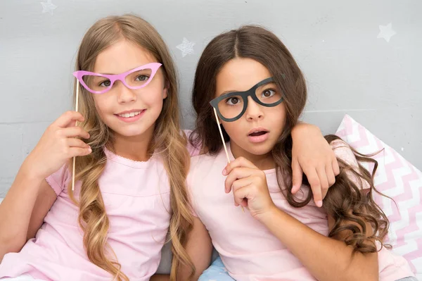 Qualcosa è andato storto. Bambini che posano con oggetti di scena foto volto confuso. Pigiama party in camera da letto. Amici carino e allegro posa occhiali accessori. Ragazze divertirsi pigiama partito — Foto Stock