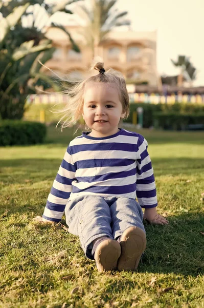 Pequeño bebé con la cara feliz en la hierba verde descalzo —  Fotos de Stock