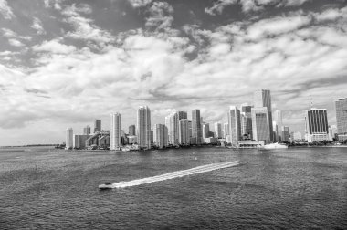 Miami Frolrida şehir yanındaki yelken mavi bulutlu gökyüzü, beyaz tekne ile Miami gökdelenlerin havadan görünümü