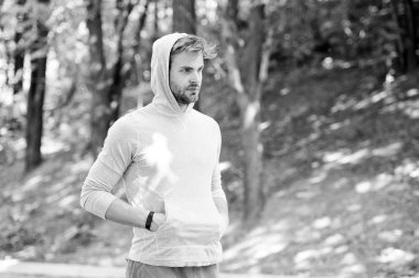 Sporcu pedometre gadget ile eğitim. Atlet ile kıl fitness izci veya adım sayar. Spor araç konsepti. Adam atlet Spor donatımı, Doğa arka plan ile poz sıkı yüzünde