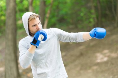 Savunma beceri keskinleştirmek. Sporcu eğitim boks eldivenleri yoğunlaşmıştır. Atlet yüz spor eldiven pratik becerileri doğa arka plan savunma yoğunlaşmıştır. Boksör yakışıklı sıkı boks