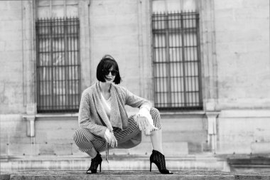 Güzellik, bak, makyaj. Şehvetli bir kadın yüksek topuklu ayakkabı giyer. Paris, Fransa, moda. Moda, aksesuar, moda. Esmer saçlı, kırmızı dudaklı, makyajlı, güzel bir kadın. Cilt bakımı, saç şekli, tarzı