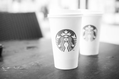 Uzun boylu bir Starbucks kahve starbucks kafede